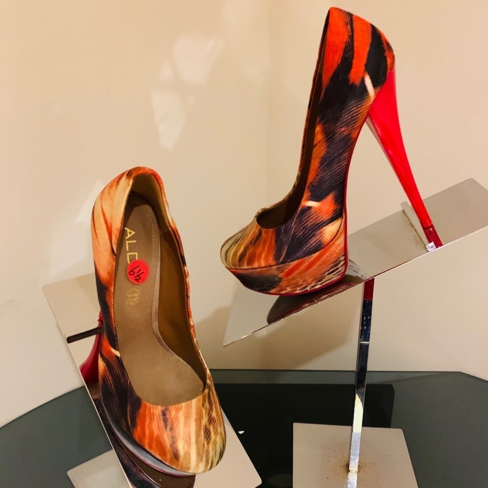 S33- 💲💲SALE💲💲 Aldo red and printed fabric size 6.5